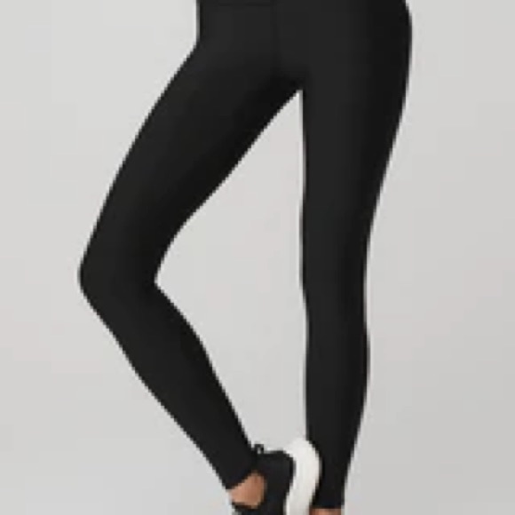 ALO Yoga Pants - ALO HIGH-WAIST AIRLIFT LEGGING
Black / S